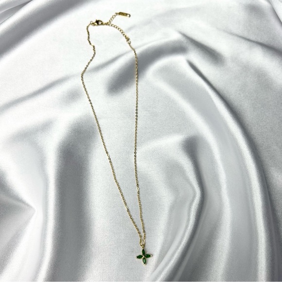 Anuli | Stainless Steel Cubic Zirconia Clover Minimalist Necklace - Picture 4 of 4